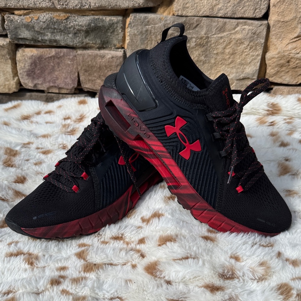 Under Armour  HOVR men's athletic sneakers in black with red highlights NWOB